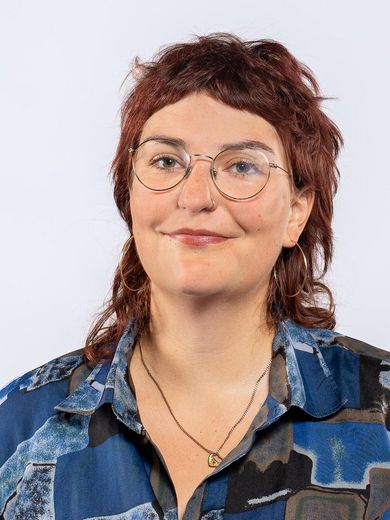 Auf dem Foto ist Vanessa Kannenberg zusehen. Sie hat kurze rote Haare. Sie tr&auml;gt eine Brille und ein blau gemustertes Hemd. 