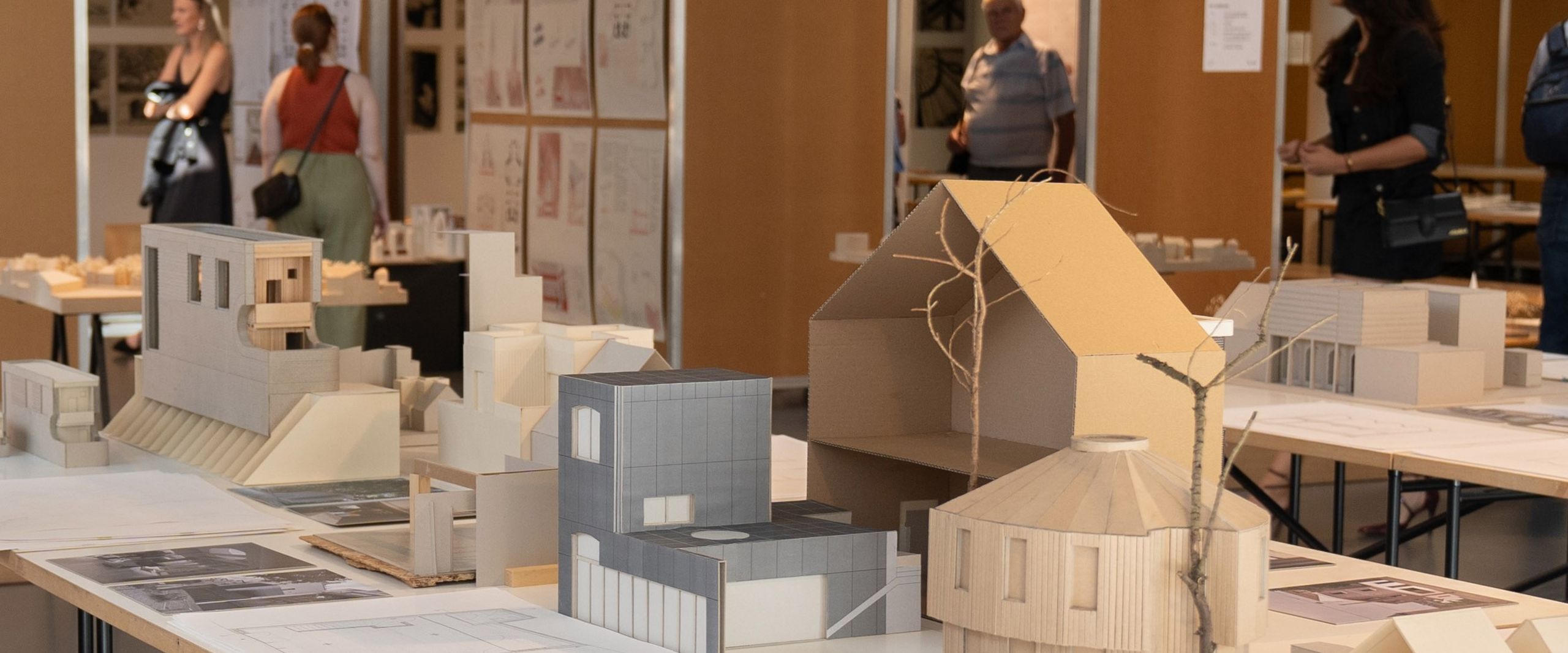 Tische mit Architekturmodellen und -zeichnungen