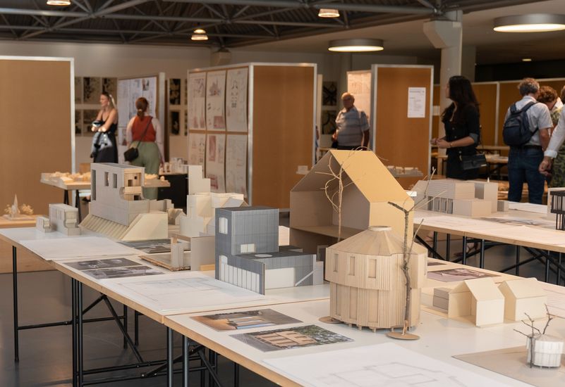 Tische mit Architekturmodellen und -zeichnungen