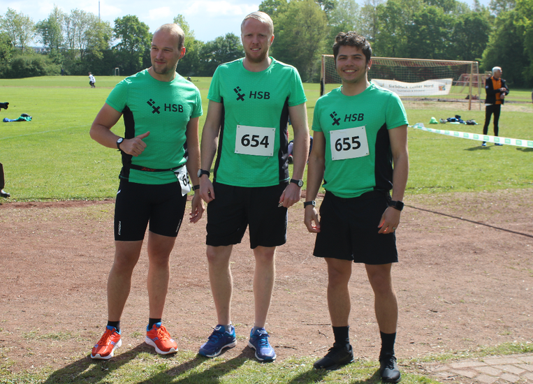 Ein Gruppenbild von drei L&auml;ufern auf der Wiese.