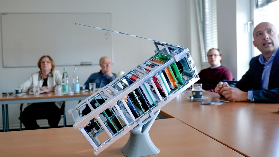 Senatorin Kristina Vogt und Siegfried Monser mit VIBES Team und Satelliten-Modell