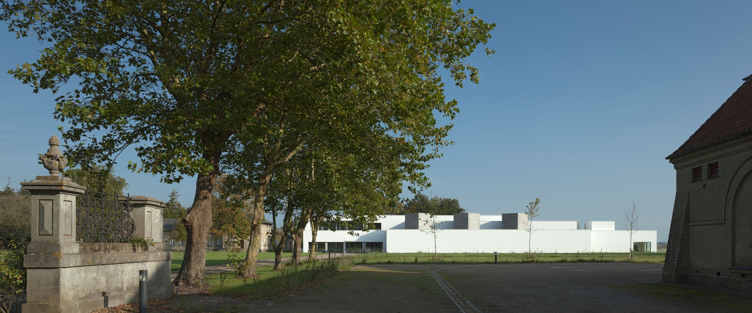 Baum mit wei&szlig;em Geb&auml;ude