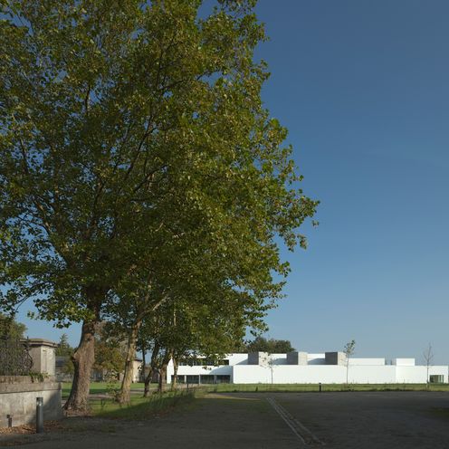 Baum mit wei&szlig;em Geb&auml;ude