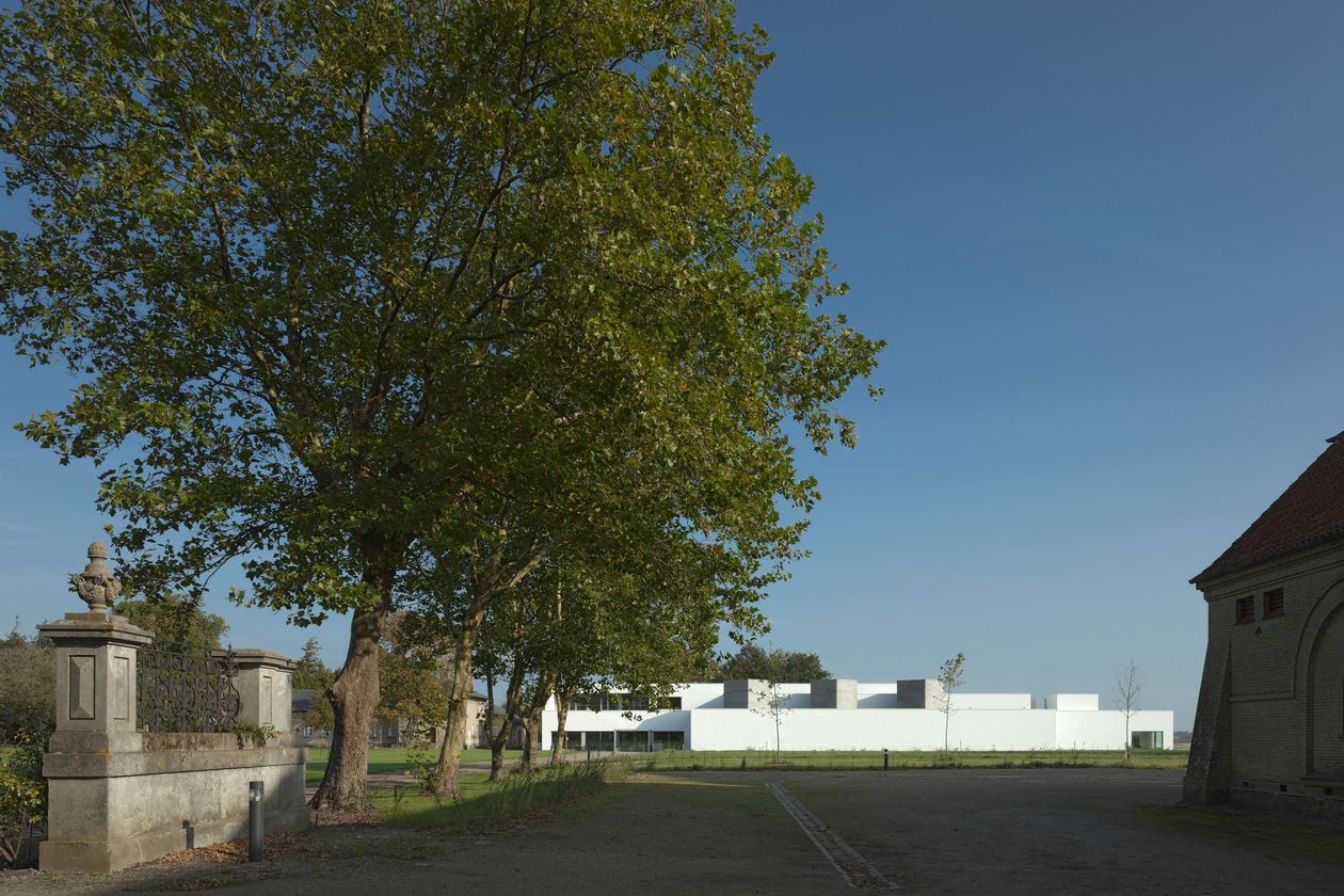 Baum mit wei&szlig;em Geb&auml;ude