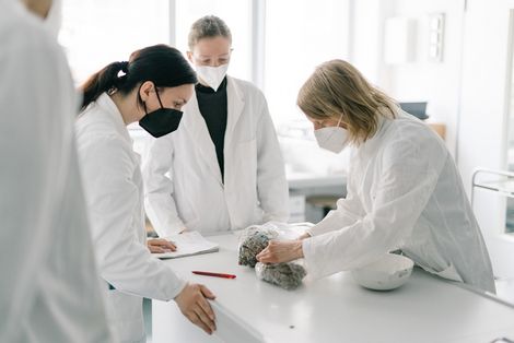 Studentinnen im Labor für Kreislaufwirtschaft Studentinnen im Labor für Kreislaufwirtschaft