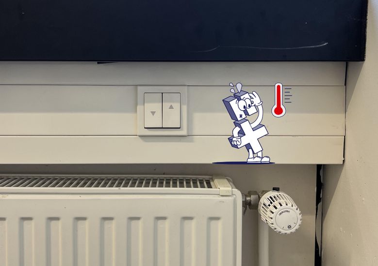 Heizkörper mit Thermostat und Wandsteckdosen. Daneben eine Illustration einer Comicfigur in Form eines blauen Pluszeichens, die sich schwitzend an die Stirn fasst. Daneben ein Symbol mit rotem Thermometer als Hinweis auf hohe Temperaturen.