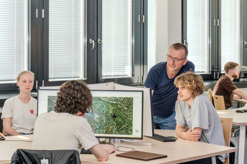 Studierende bei einer Projektarbeit im GIS-Labor. Foto:HSB/M. Pister