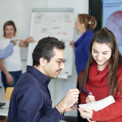 Studierende arbeiten an einem Projekt