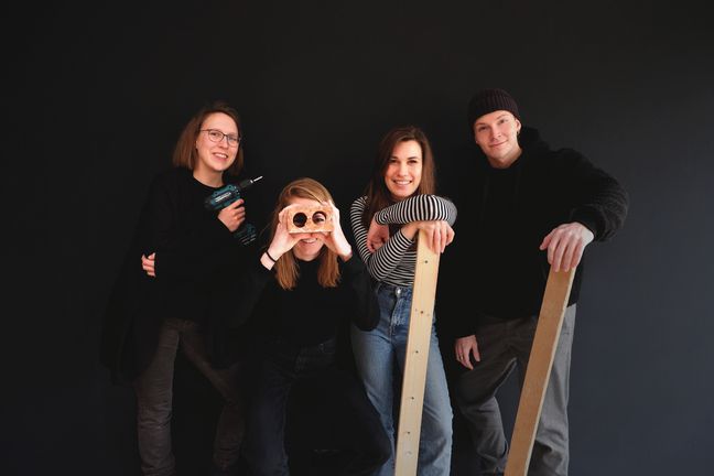 Gruppenbild RE.MATERIAL Das Studierendenprojekt RE.MATERIAL von Jule Immel, Louisa Brüssermann, Nina Möllering und Leon Falke (v.l.n.r.) gewinnt bundesweiten Hochschulwettbewerb.