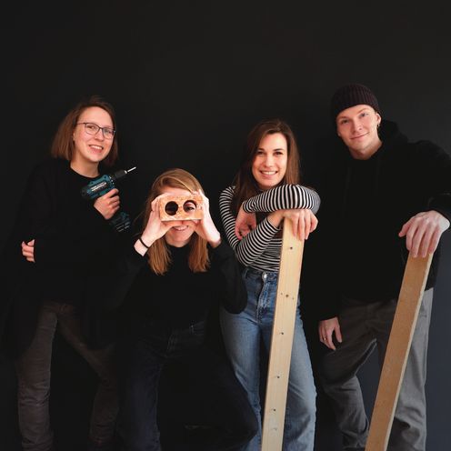 Das Studierendenprojekt RE.MATERIAL von Jule Immel, Louisa Br&uuml;ssermann, Nina M&ouml;llering und Leon Falke (v.l.n.r.) gewinnt bundesweiten Hochschulwettbewerb. 