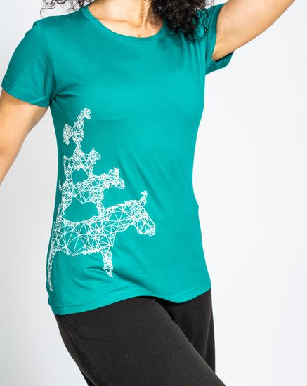 Das Model steht schräg zu uns und trägt ein türkises Damen-T-Shirt mit der Silhouette der Bremer Stadtmusikanten darauf.