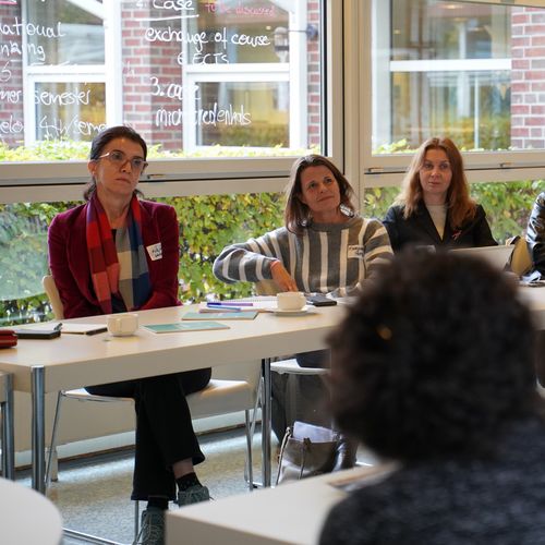 Gruppe von Personen diskutiert. 