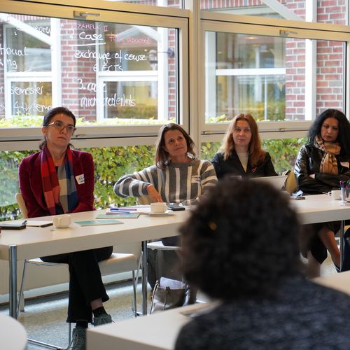 Gruppe von Personen diskutiert. 