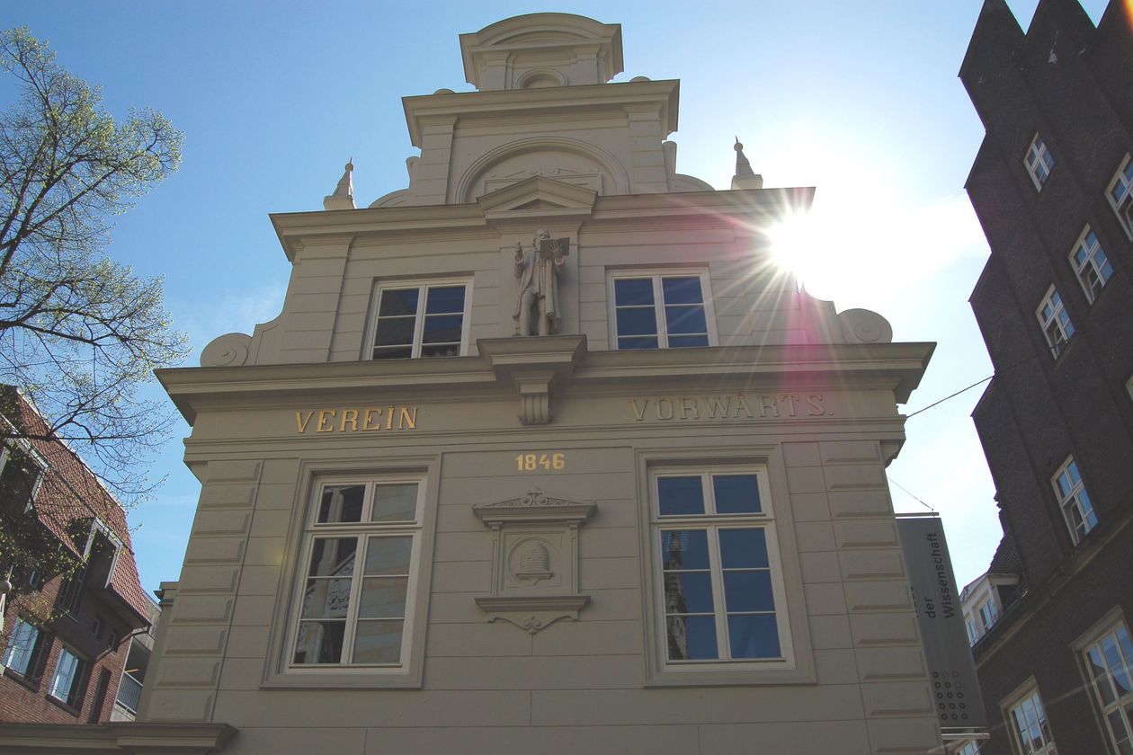 Foto einer weißen Hausfassade