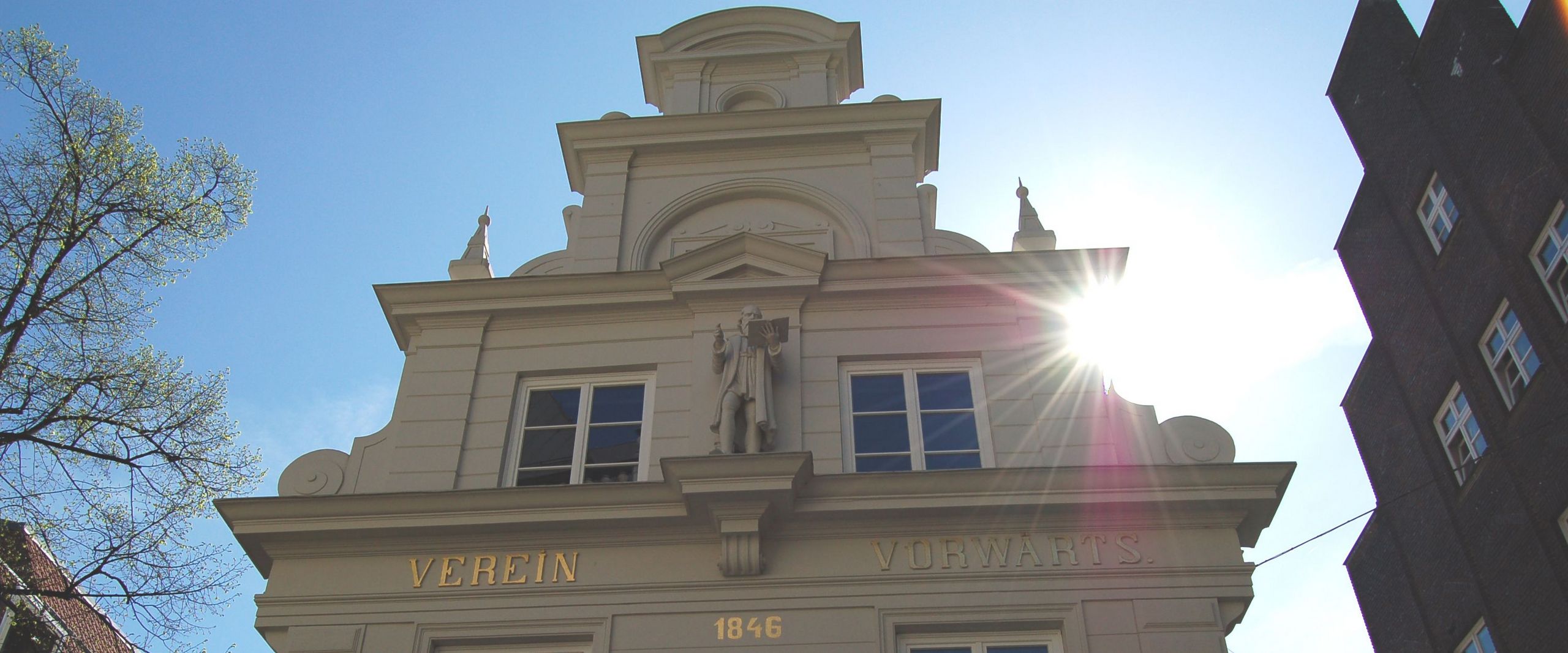 Foto einer weißen Hausfassade