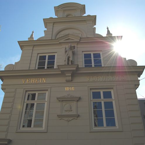 Foto einer wei&szlig;en Hausfassade