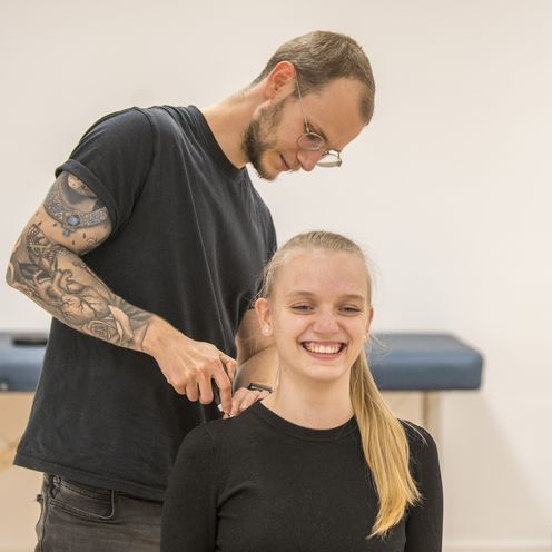 Ein Studierender des Studiengangs ATW demonstriert die Messung der Druckschmerzschwelle mit einem Druckalgometer. Dieses Messinstrument wird im Vehikelprojekt eingesetzt. Die Ergebnisse flie&szlig;en in die Bachelorarbeit des Studenten ein.
