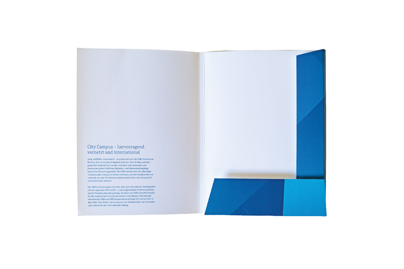 Auf dem Bild ist eine aufgeschlagene Dokumenten-Mappe zusehen. Auf der linken Seite steht "City-Campus - hervorragend vernetzt und international" mit einem kurzen beschreibenden Text in blauer Schrift geschrieben. 