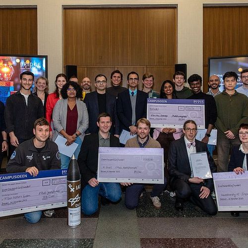 Gruppenfoto mit Schecks 