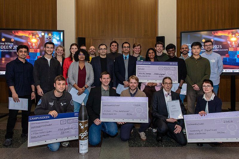 Gruppenfoto mit Schecks 