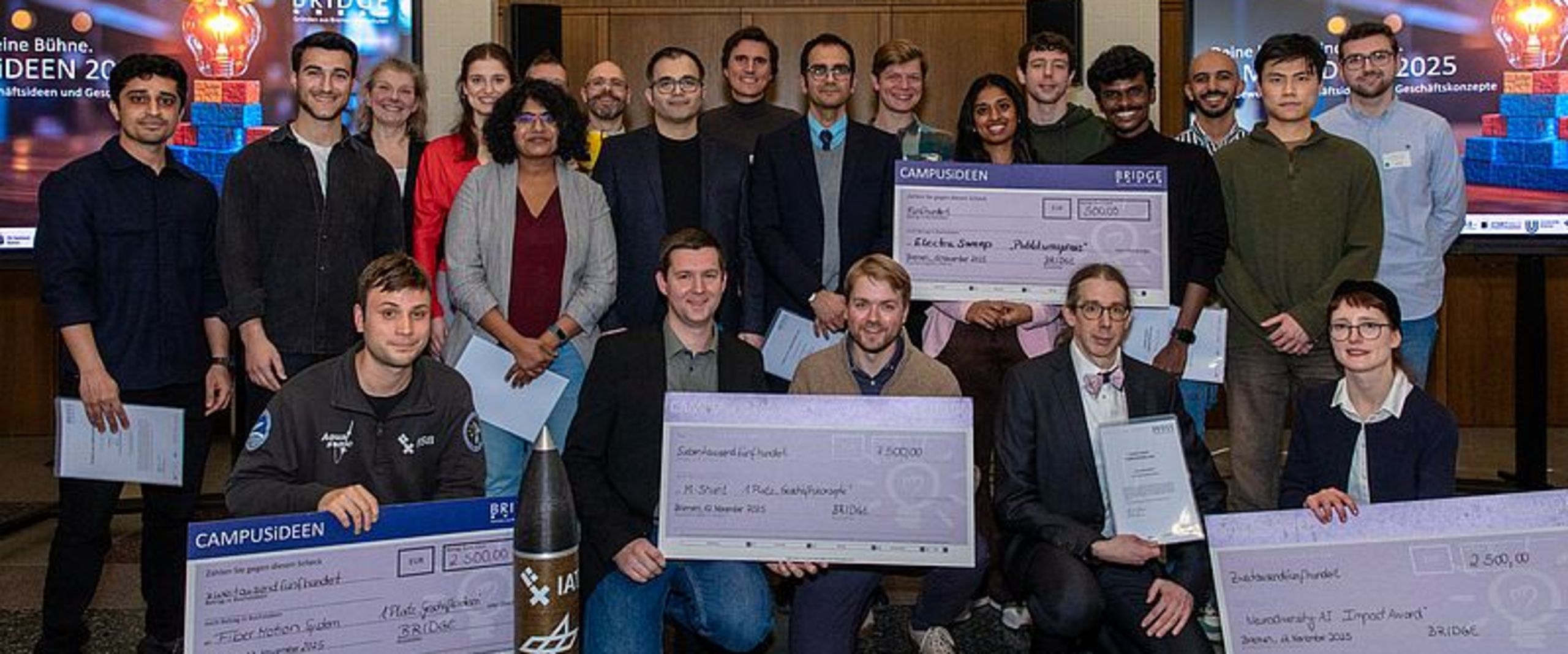 Gruppenfoto mit Schecks 