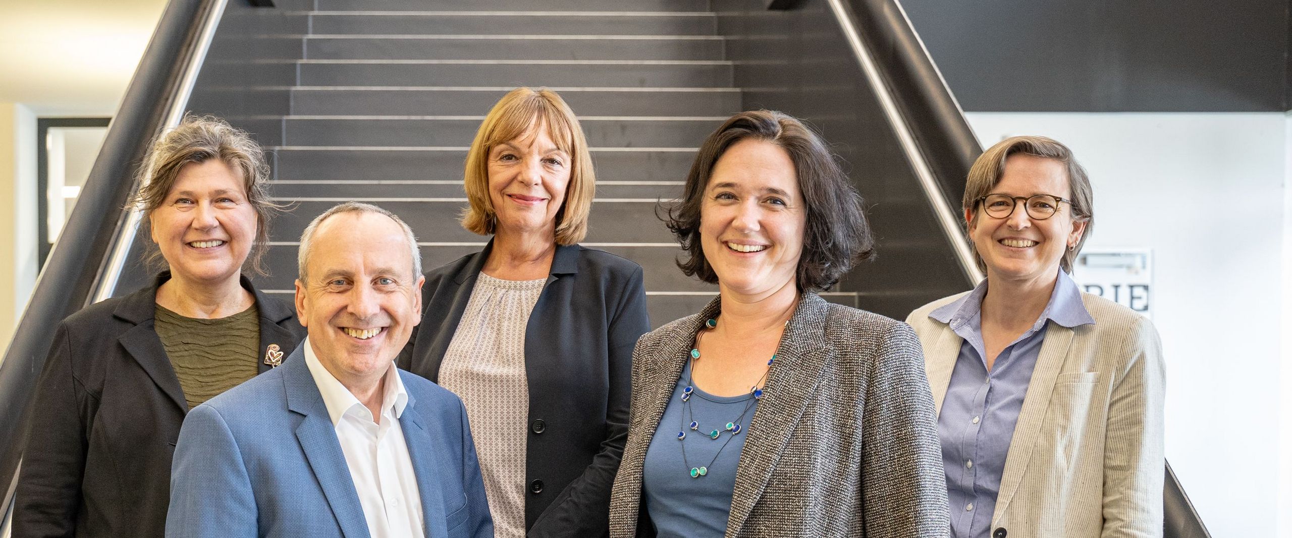 Gruppenbild mit Mann und Frauen