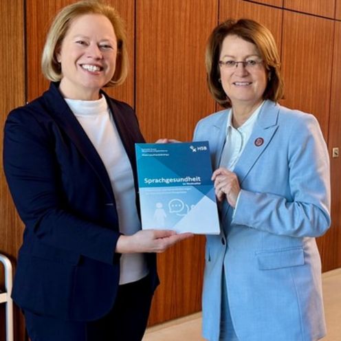 Zwei Frauen in einem B&uuml;ro. Gemeinsam halten sie die Studie in H&auml;nden.