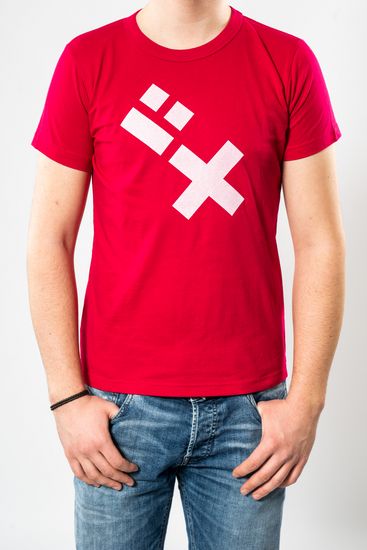 Das Model trägt ein rotes T-Shirt für Herren mit dem HSB-Logo darauf.