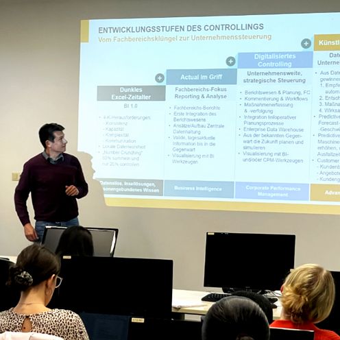 Tobias Klinkenberg, Gesch&auml;ftsf&uuml;hrer der xax GmbH, h&auml;lt einen Vortrag vor Studierenden der Fakult&auml;t Wirtschaftswissenschaften.