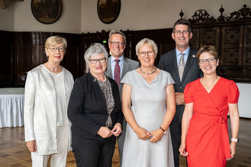 Gruppenbild mit Männern und Frauen