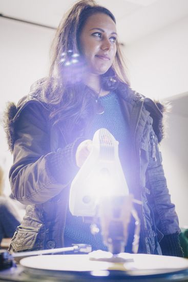Robotermodell Eine Studentin scannt ein Robotermodell mit einem 3D-Scanner.