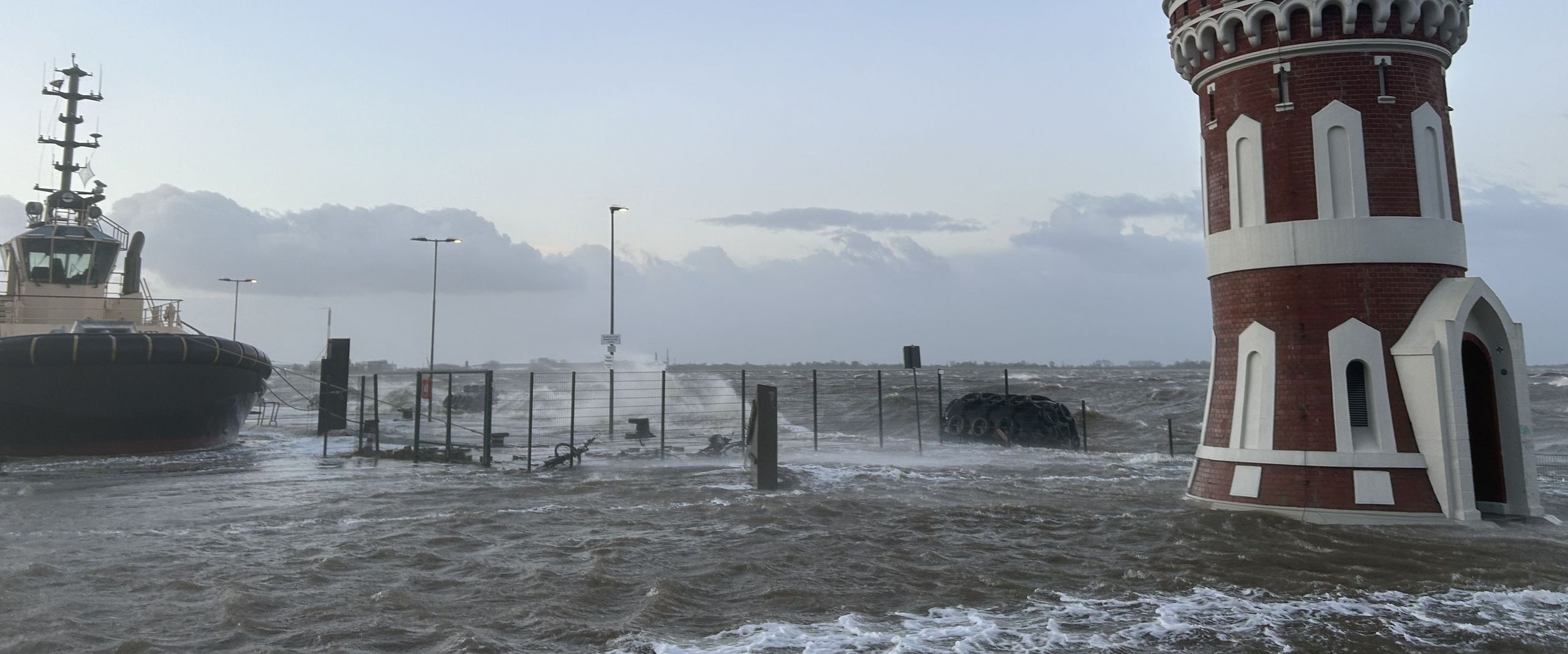 Leuchtturm und Schiff im Sturmtief Zoltan - Foto: Christian von Deetzen