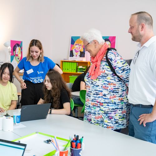Elisabetha Dorothee Brede und Jendrik Hemmen der Brede Stiftung mit Schülerinnen und einer Studentin 