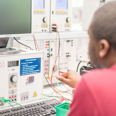 Ein Student arbeitet mit elektronscher &Uuml;berwachungstechnik. 