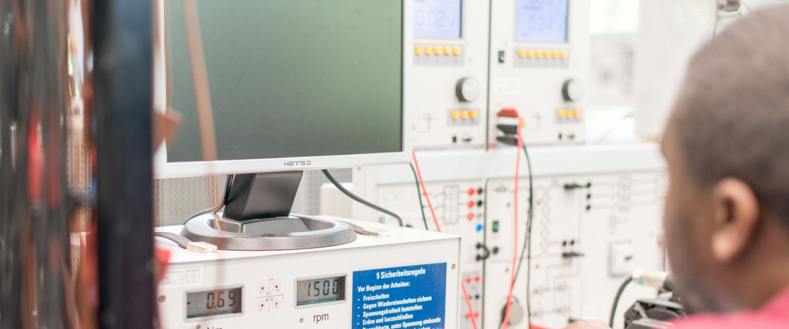 Ein Student arbeitet mit elektronscher Überwachungstechnik. 