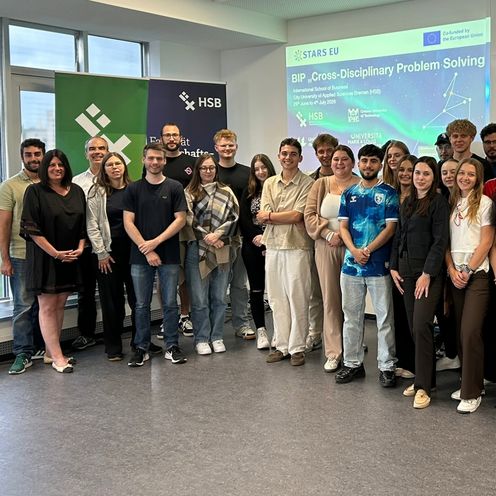 Stars-EU-BIP_2026-June_Group-Picture Gruppenbild mit 34 Personen. Im Hintergrund eine Projektion mit Stars EU Logo.