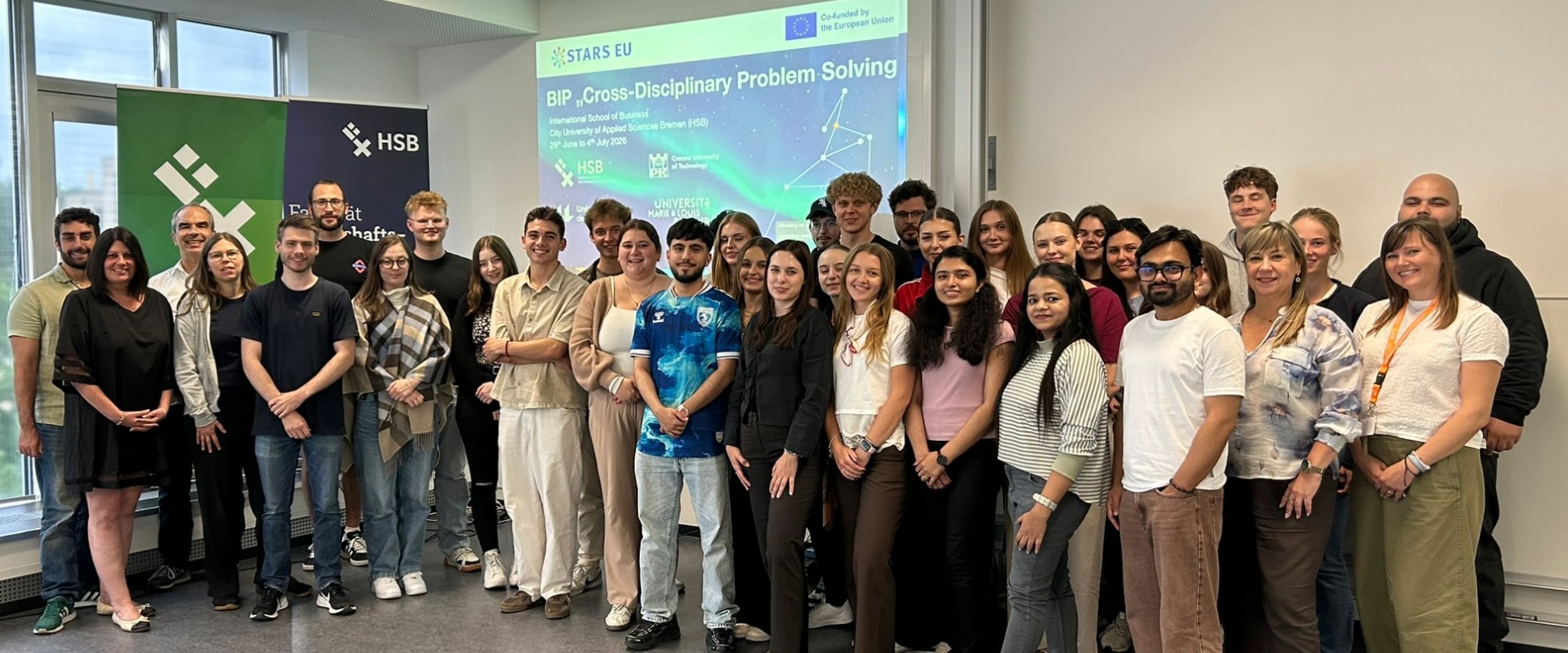 Stars-EU-BIP_2026-June_Group-Picture Gruppenbild mit 34 Personen. Im Hintergrund eine Projektion mit Stars EU Logo.