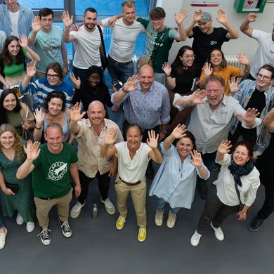 Gruppenfoto von Studierenden und Lehrenden, von oben aufgenommen. 