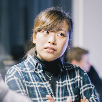 Frau mit Fragezeichen im Gesicht