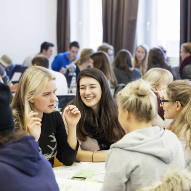 Studierende sitzen in der HSB Mensa