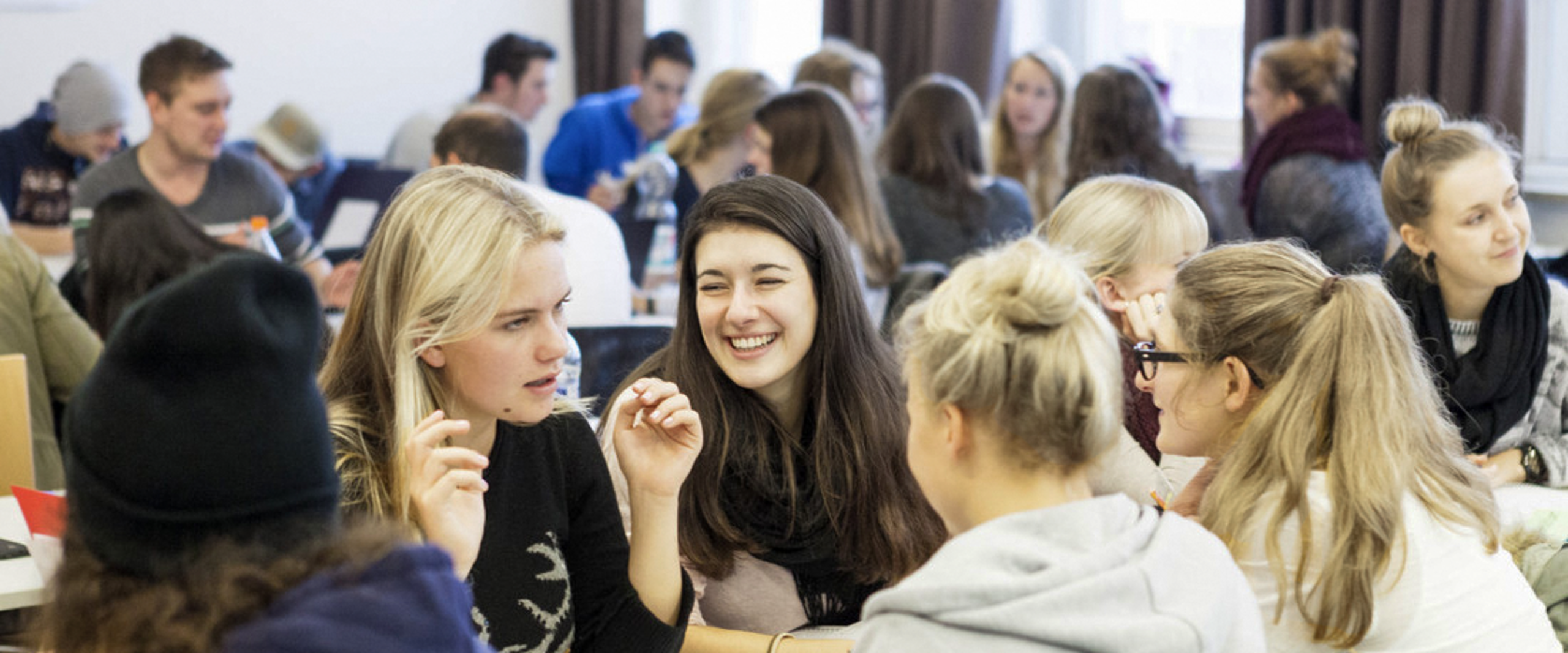 Studierende sitzen in der HSB Mensa