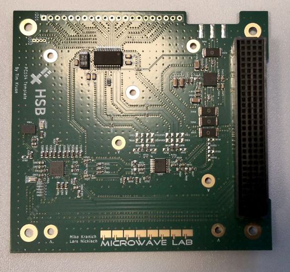10cm mal 10cm große Platine mit Mikrowellenkomponenten