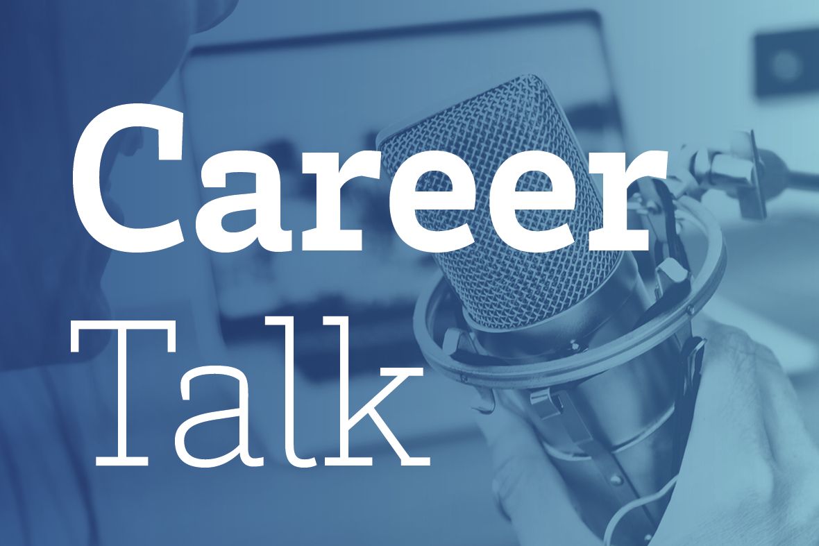 Career Talk Career Talk vor blauem Hintergrund mit Mikrophon.