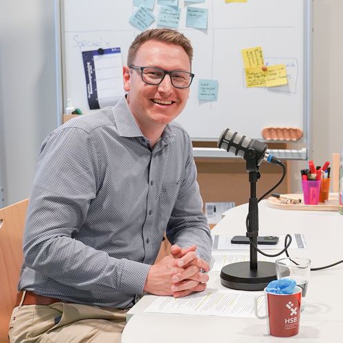 Bild zeigt Podcast Gast Christian Nolte und Interviewerin Monika Blaschke an Aufnahmetisch