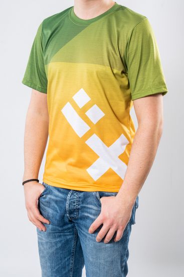 Das Model trägt ein oversized Ombré T-Shirt von grün bis gelb für Herren mit dem HSB-Logo darauf.