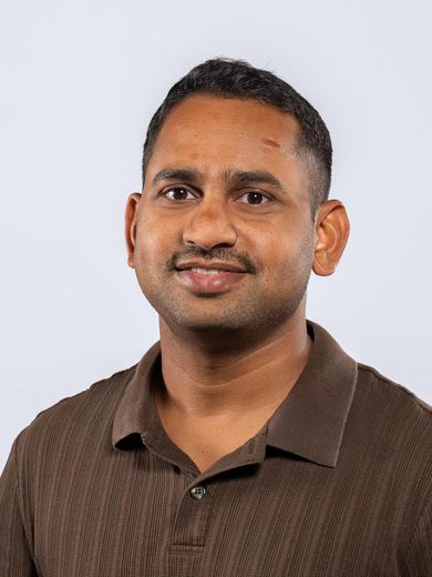 Auf dem Foto ist Sreedhar Kokkarachedu zusehen. Er hat kurzes braunes Haa und tr&auml;gt ein braunes Polo-Shirt. 