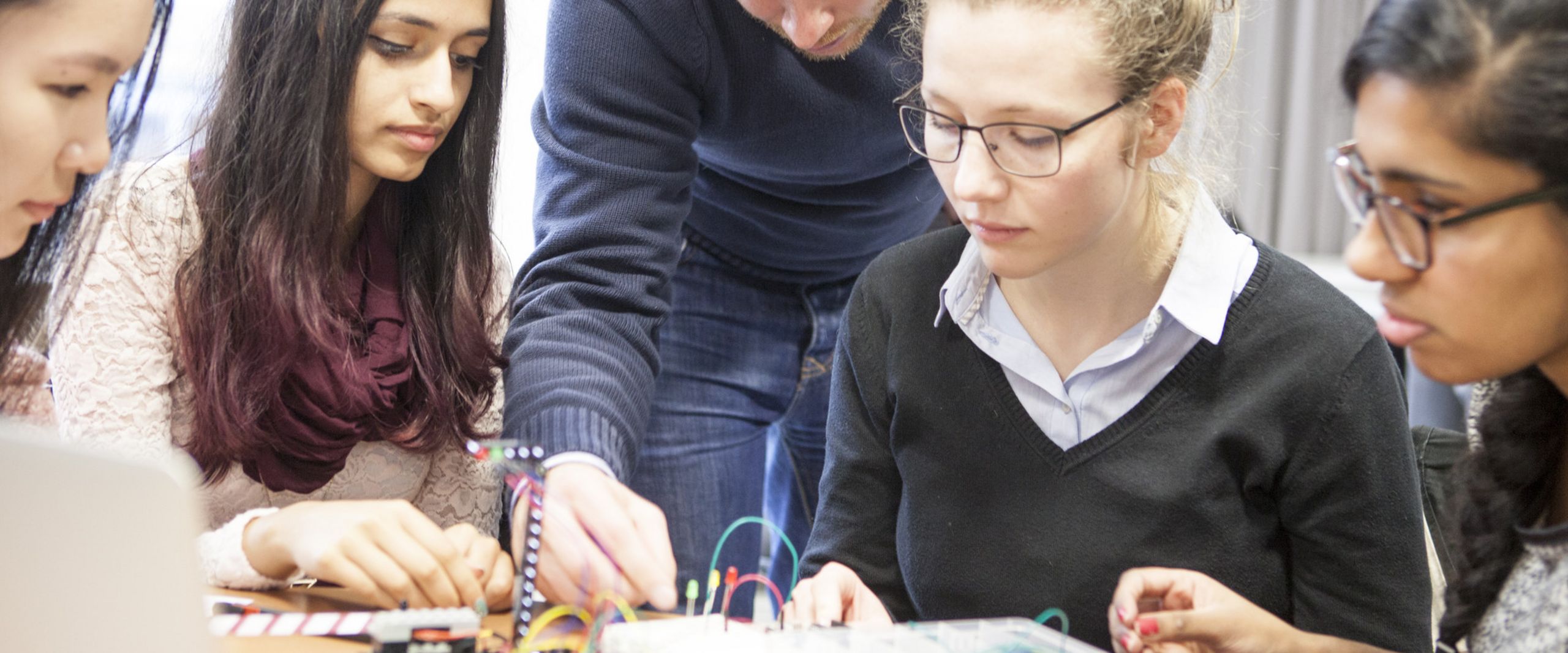 Studierende betrachten Halbleitertechnik. 