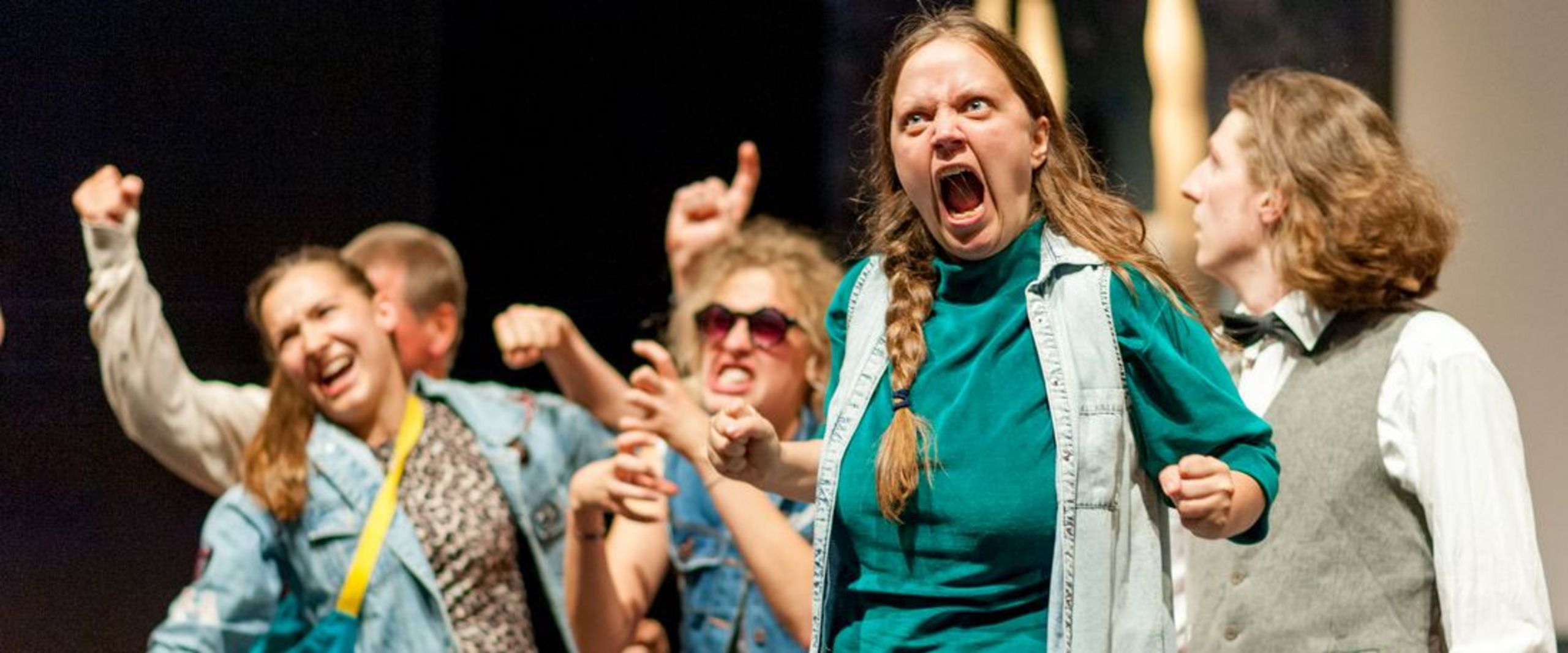 Studierende der Theaterwerkstatt führen das Stück "Peer Gynt" auf einer Bühne auf.