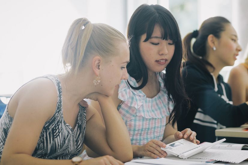 Internationale Studentinnen lernen gemeinsam