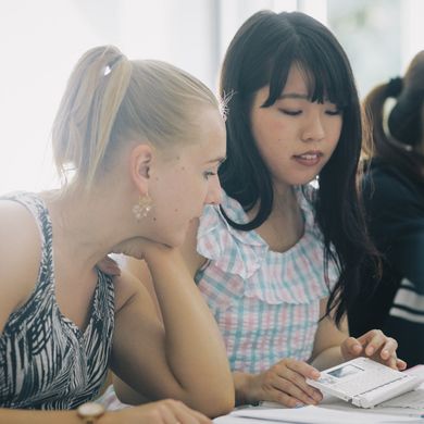 Internationale Studentinnen lernen gemeinsam
